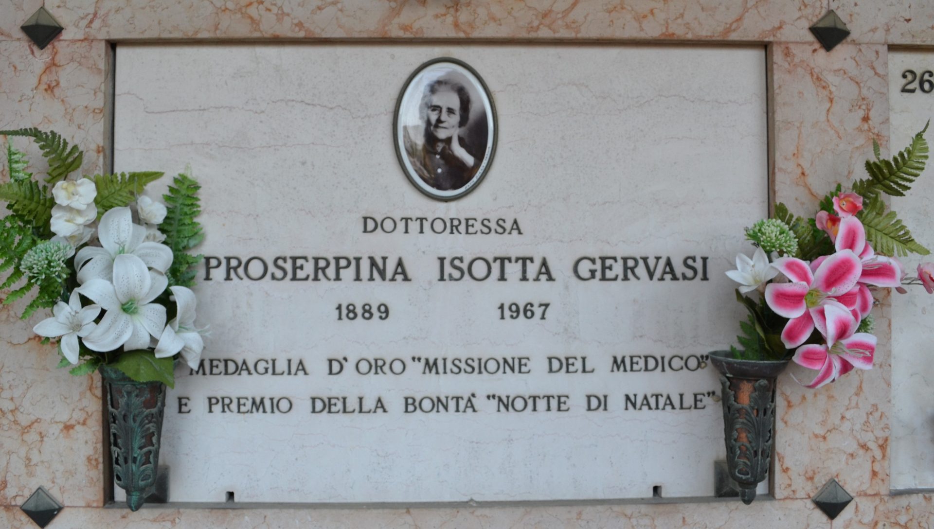Isotta Gervasi's tomb (1).jpg
